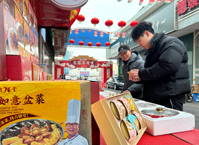 把鮮貨帶回家!海鮮市場里市民采買忙